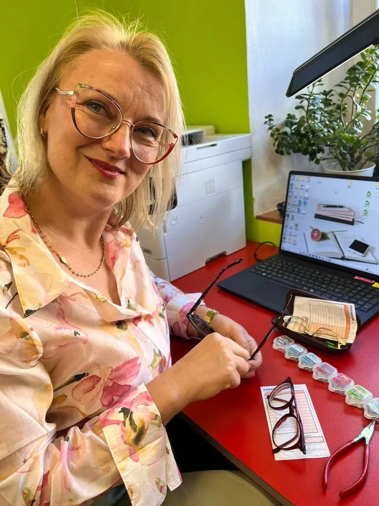 Kateřina Veselá, majitelka optiky, při práci v prodejně